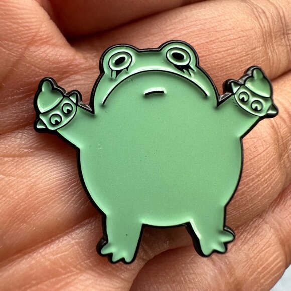 ☀️Enamel Pin Punk Frog Giving The Finger Broch GreenAnimal alloy Badge New Oz☀️ - Picture 2 of 6